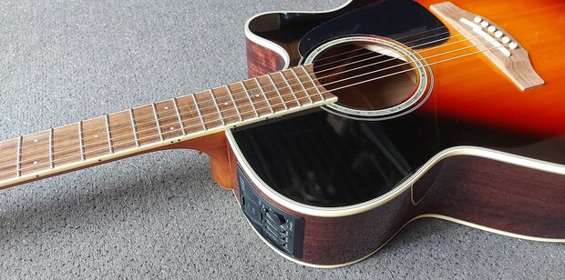 Takamine GN51CEBSB electro-akoestische Grand Auditorium met cutaway, brown sunburst