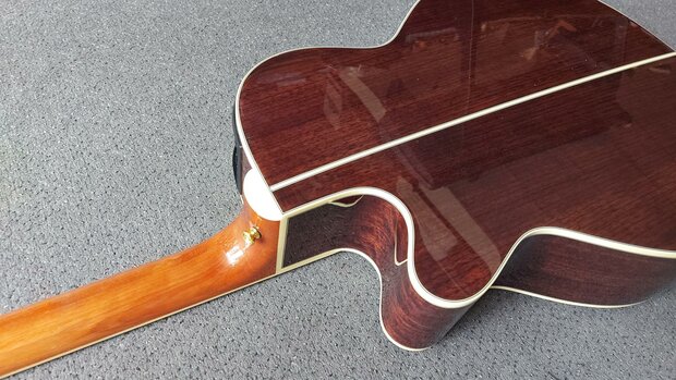 Takamine GN51CEBSB electro-akoestische Grand Auditorium met cutaway, brown sunburst