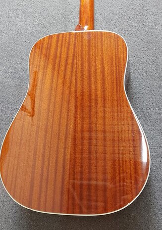 Sigma DM-SG5+ Hummingbird Cherry Sunburst, electro-akoestisch, nu met gevoerde hoes