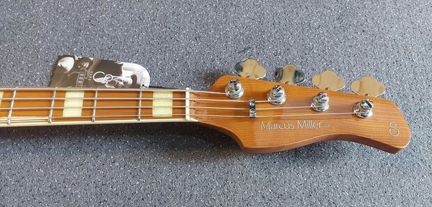 Sire Basses V8 Marcus Miller swamp ash 4-string active bass guitar, sunburst